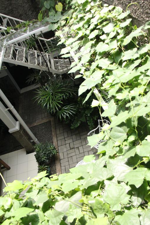 Bed And Breakfast Tomang Jakarta Exterior photo